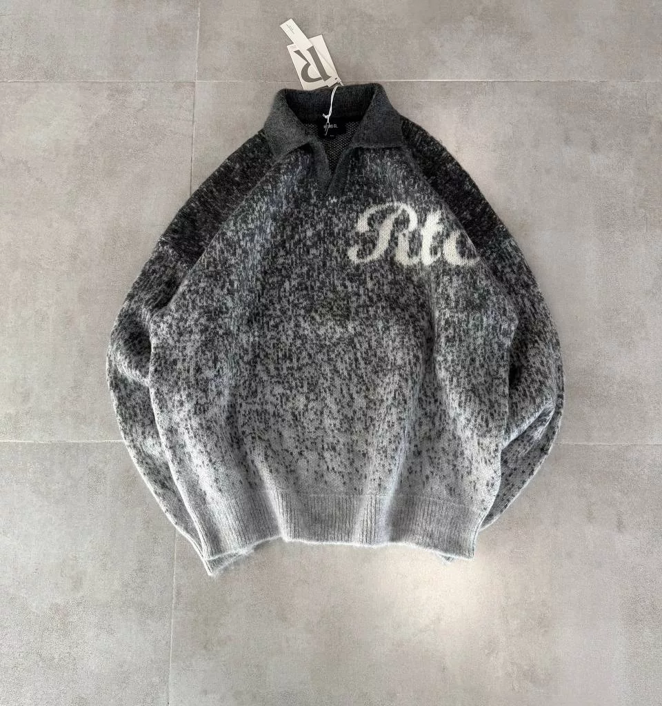 بافت نوشته R برند رترو رنگ طوسی روشن