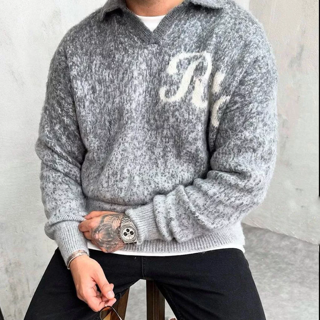 بافت نوشته R برند رترو رنگ طوسی روشن