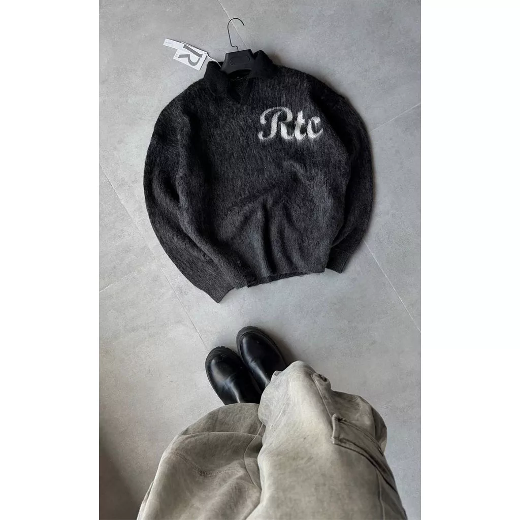 بافت نوشته R برند رترو رنگ مشکی