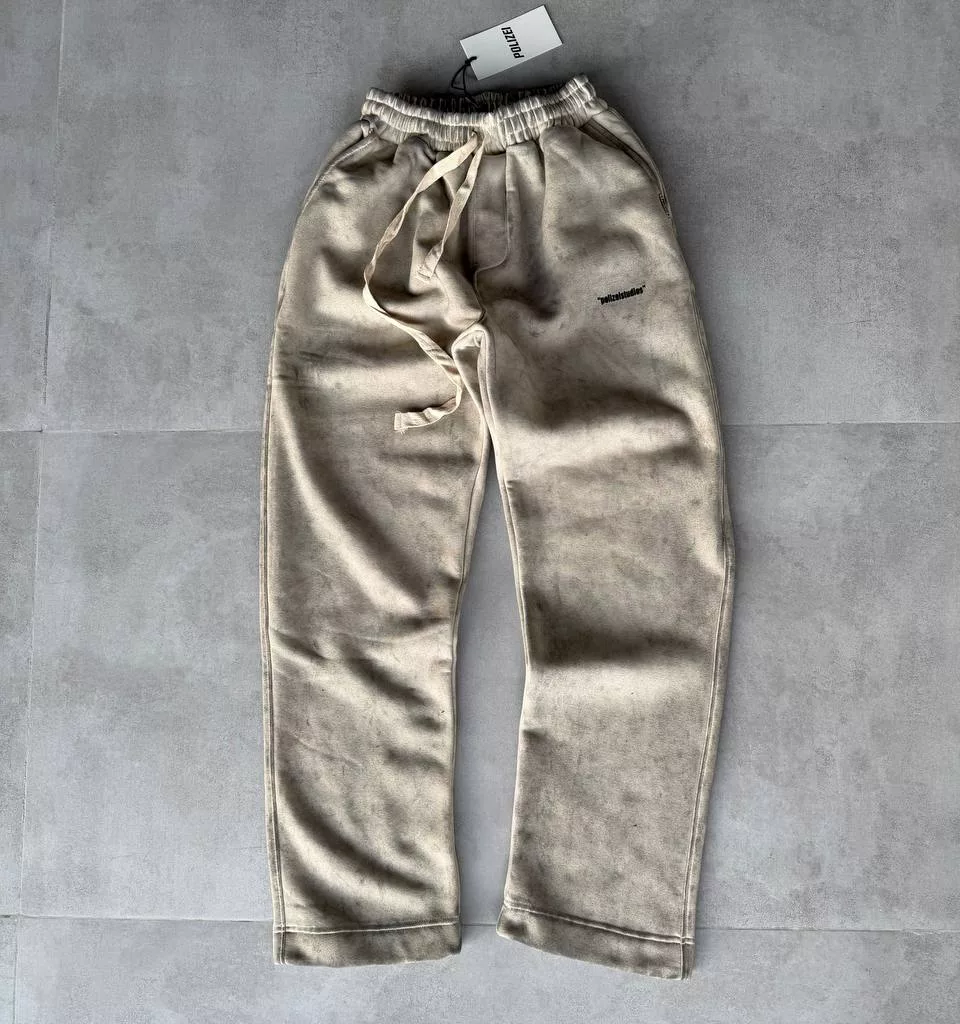 جاگر بیسک نوشته the polizi برند پولیزی رنگ کرم