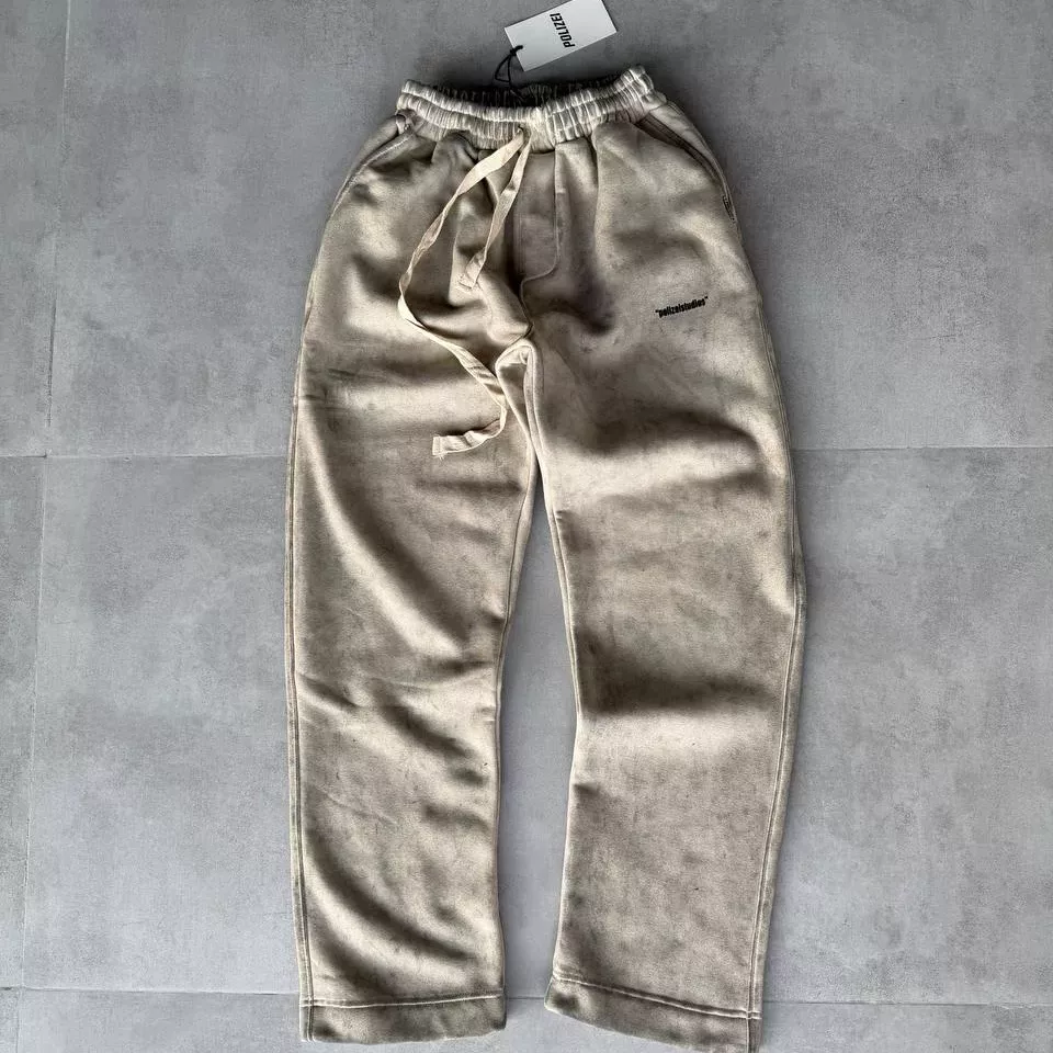 جاگر بیسک نوشته the polizi برند پولیزی رنگ کرم