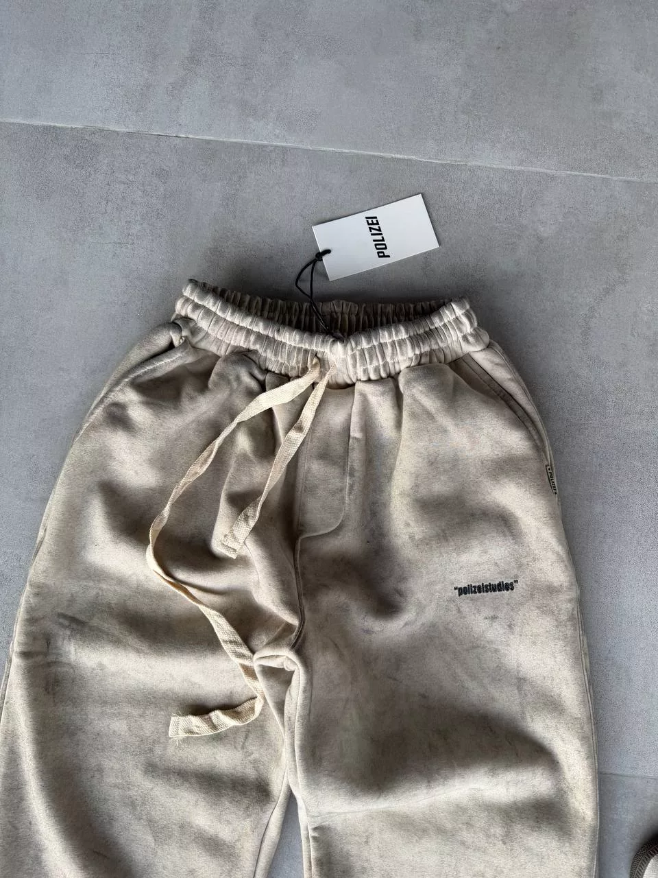 جاگر بیسک نوشته the polizi برند پولیزی رنگ کرم