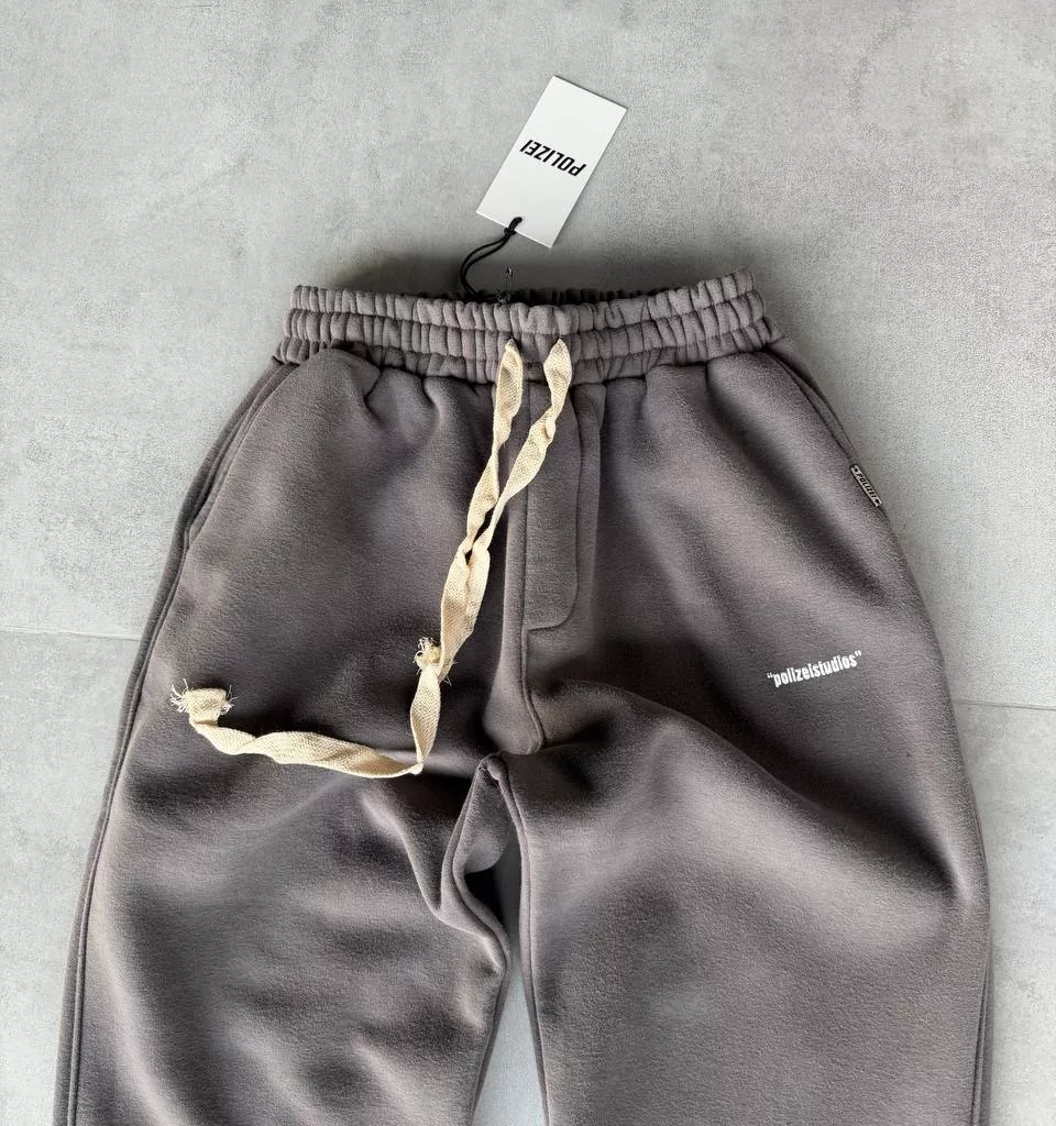 جاگر بیسک نوشته the polizi برند پولیزی رنگ طوسی