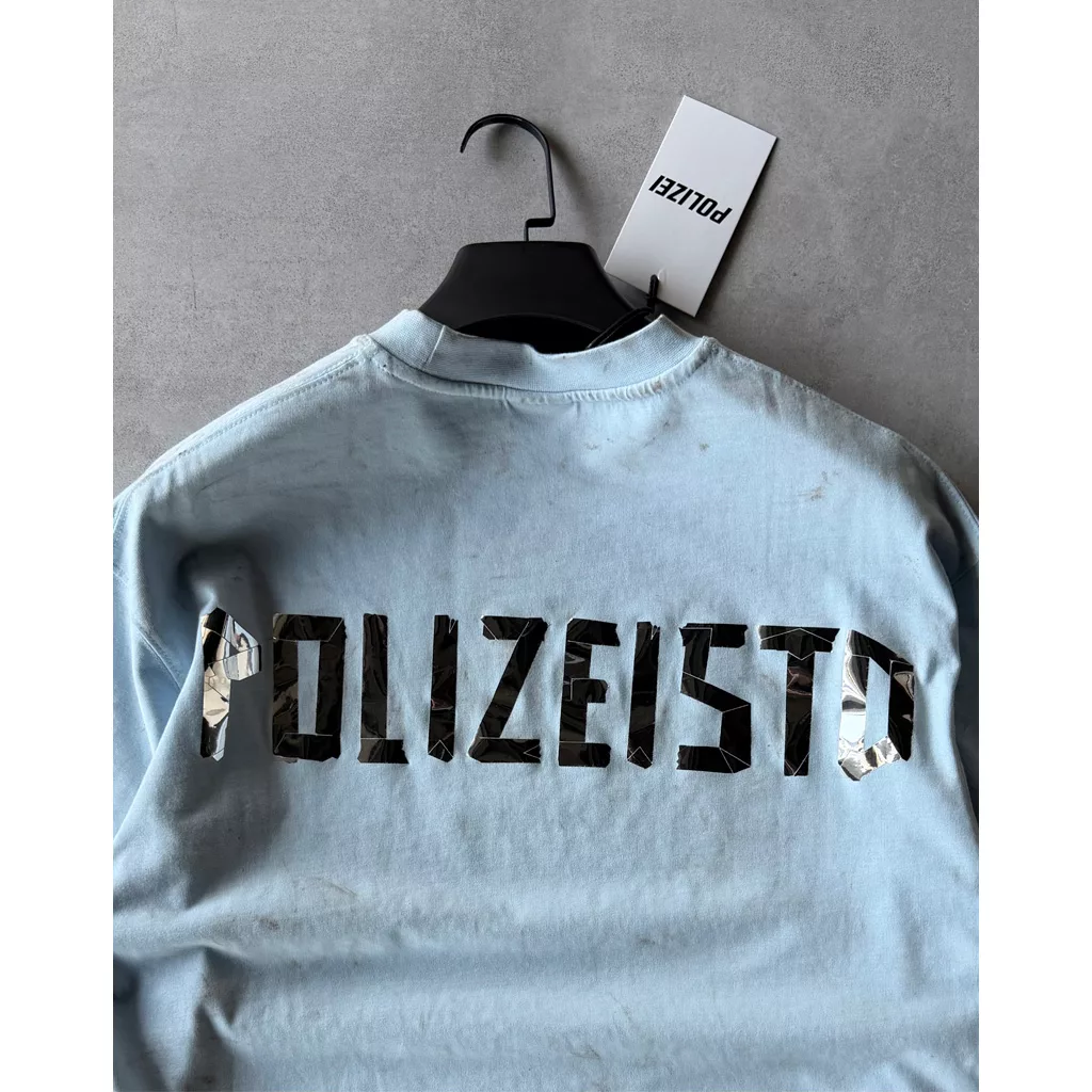 تیشرت نوشته polize std برند polize رنگ آبی لکه قهوه ای