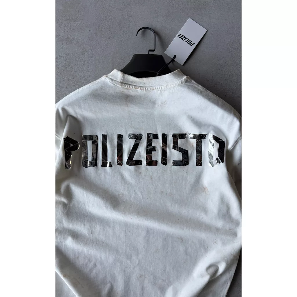 تیشرت نوشته polize std برند polize رنگ سفید لکه قهوه ای